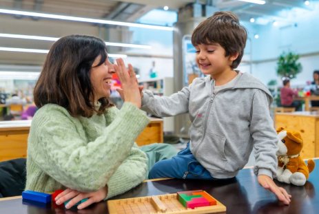 Au pair brincando com o menino que ela cuida